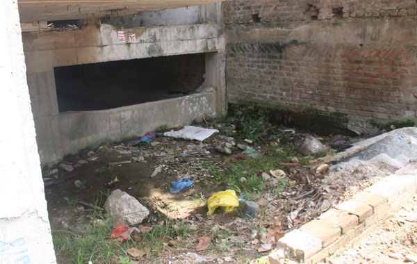 Một phần tầng hầm rác ngập lên