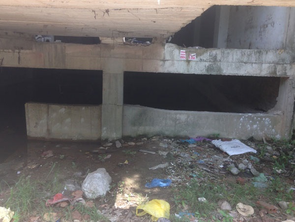 Cả tầng hầm không có rào che chắn