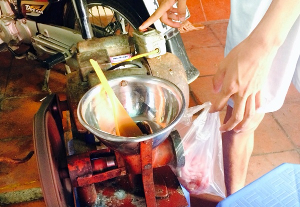 Ngoài chiêu cân điêu, dân bán thịt giờ còn ăn bớt thịt khi khách nhờ xay hộ