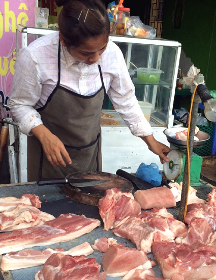 Ngoài chiêu cân điêu, dân bán thịt giờ còn ăn bớt thịt khi khách nhờ xay hộ