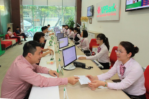 Khách hàng giao dịch vay vốn tại Hội sở VPBank. Ảnh: Trần Việt - TTXVN