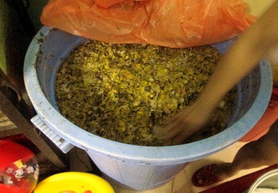 Khó tin: Cả phố dùng nước rửa bát chế từ... rác thải