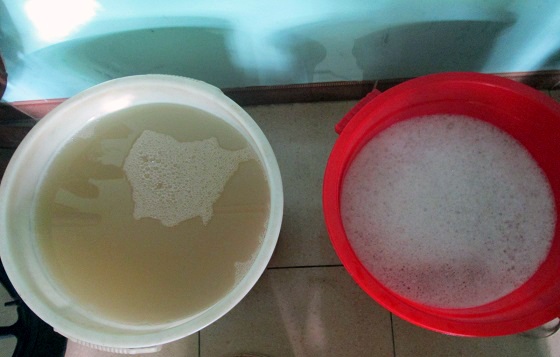 Khó tin: Cả phố dùng nước rửa bát chế từ... rác thải