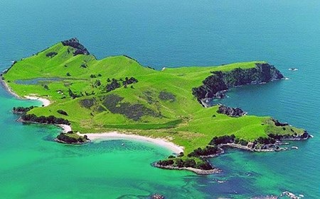 Nhà giàu Trung Quốc rộ mốt làm "chúa đảo" - 2 Hòn đảo Slipper Island ở New Zealand được một tỉ phú Trung Quốc mua tặng con gái.