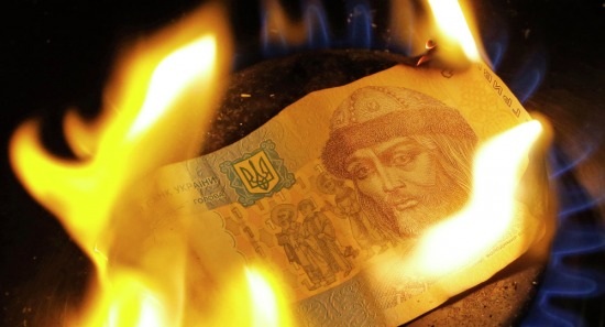 Ukraine khủng hoảng thanh khoản, vỡ nợ vào tháng 7? - 1 Một đồng Hryvnia (tiền Ukraine) đang cháy. Ảnh: RIA Novosti