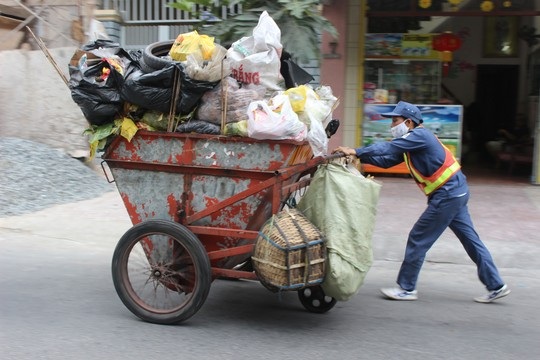 Nhận lương “khủng” lại còn “ăn bẩn” - 1 Công nhân môi trường đô thị làm việc cực nhọc nhưng không được hưởng quyền lợi chính đáng