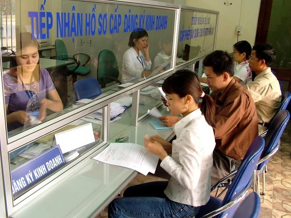 Bãi bỏ 3.299 điều kiện kinh doanh: Còn hơn cả... “cởi trói” - 1 Các doanh nghi ệp làm thủ tục cấp đăng ký kinh doanh. Ảnh: Kỳ Anh