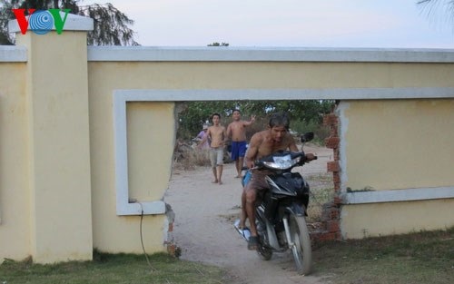 Ông Nguyễn Hường và người dân phường Hòa Hải, quận Ngũ Hành Sơn phải đập tường rào dự án để ra biển