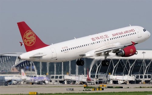 Trung Quốc xuất hiện tỷ phú 27 tuổi - 1 Một chiếc máy bay của Juneyao Airlines.