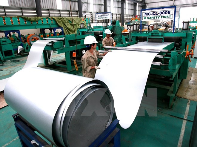 Hàng triệu tấn thép Trung Quốc "lách luật" vào thị trường Việt Nam - 1 Sản xuất thép tấm tại Việt Nam. (Ảnh: Huy Hùng/TTXVN)