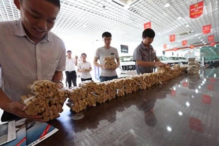 Dùng 4,2 tấn tiền xu đi mua ô tô - 3 Số tiền xu này chất thành những hàng dài trước quầy giao dịch của công ty này