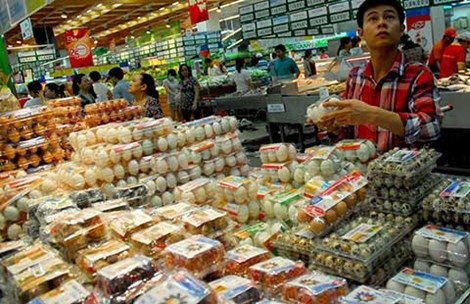 Bộ muốn bỏ phí nhưng tỉnh, thành nói không?! - 1 Trứng, thịt gia cầm…
phải cõng nhiều loại phí trước khi đến
tay người tiêu dùng. Ảnh: HTD