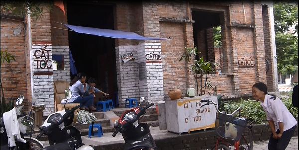 Biệt thự chục tỷ thành nơi nuôi gà, bán phở, rửa xe - 5 Tiệm cắt tóc, trà đá mọc ngay giữa căn biệt thự bỏ hoang