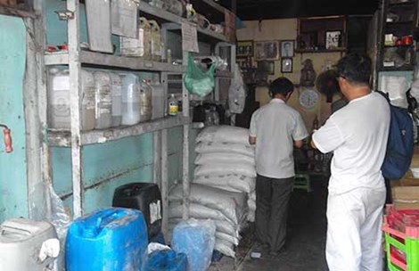 Chợ "thần chết" Kim Biên sẽ về đâu? - 1 Khách hàng tìm mua
hóa chất tại khu vực chợ Kim Biên. (Ảnh chụp chiều 6-7) Ảnh: Quang Huy