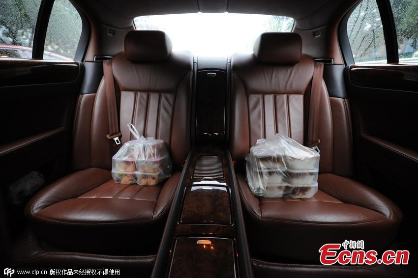 Sốc đại gia 9x lái xe xịn giao đồ ăn nhanh