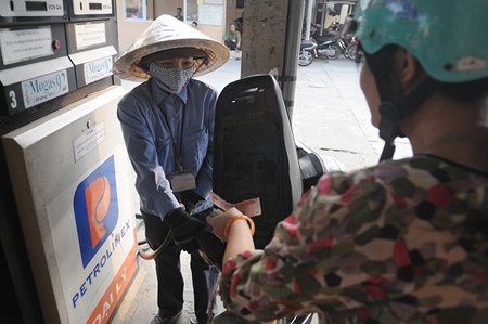 “Hoa hồng” cho đại lý xăng tới 1.000 đồng/lít: Người dùng gánh thiệt! - 1 Doanh nghiệp xăng dầu đang lãi lớn trong khi người tiêu dùng vẫn chịu thiệt. Ảnh minh họa: Đàm Duy