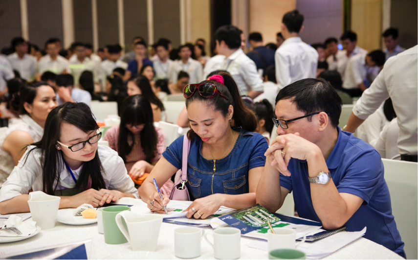 Khách
hàng chăm chú tìm hiểu thông tin về dự án.