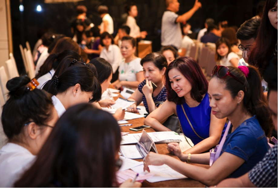 Sau
chưa đầy 3 tiếng mở bán, hơn 300 căn hộ đã được giao dịch. 