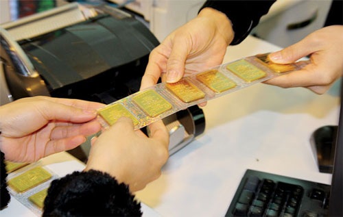 Vàng về đáy, Euro bốc hơi: Nỗi đau âm thầm nhà giàu Việt - 2 Nhiều người quyết định cắt lỗ vàng nhưng cũng phân vân không
biết nên đầu tư vào đất hay đôla.