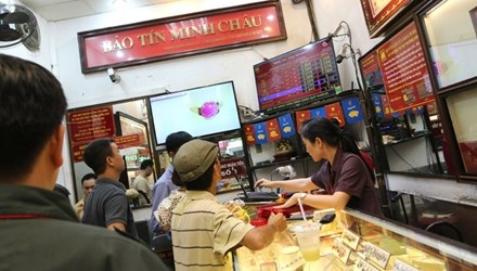 "Đầu cơ" vàng lúc này khá nguy hiểm! - 1 Giá vàng giảm mạnh khiến nhiều người băn khoăn lo lắng