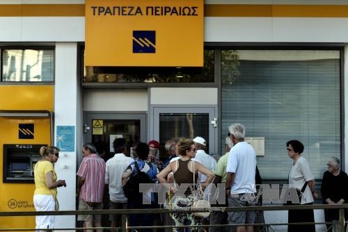 IMF tuyên bố Hy Lạp không còn vỡ nợ - 1 Một ngân hàng ở thủ đô Athens mở cửa ngày 20/7. Ảnh:
AFP/TTXVN