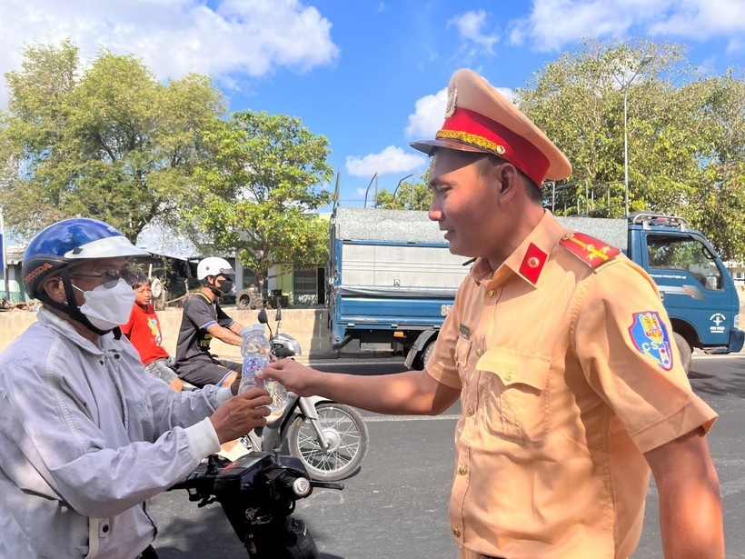 Image hình ảnh hình ảnh hình ảnh hình ảnh hình ảnh hình ảnh hình ảnh hình ảnh hình ảnh hình ảnh Công Hướng - Chuyên trang Dân sinh - Những hình ảnh đẹp của Cảnh sát giao thông ...