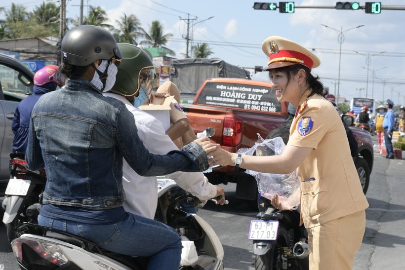 Image hình ảnh hình ảnh hình ảnh hình ảnh Công Hướng - Chuyên trang Dân sinh - Những hình ảnh đẹp của Cảnh sát giao thông ...