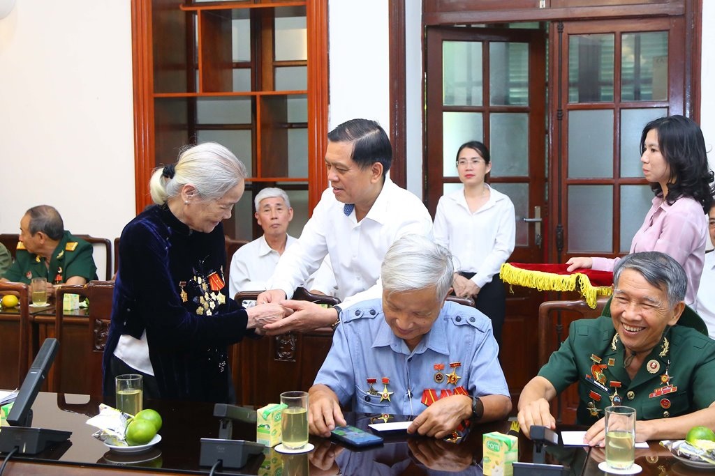 nguoi co cong (5).JPG nguoi co cong (5).JPG