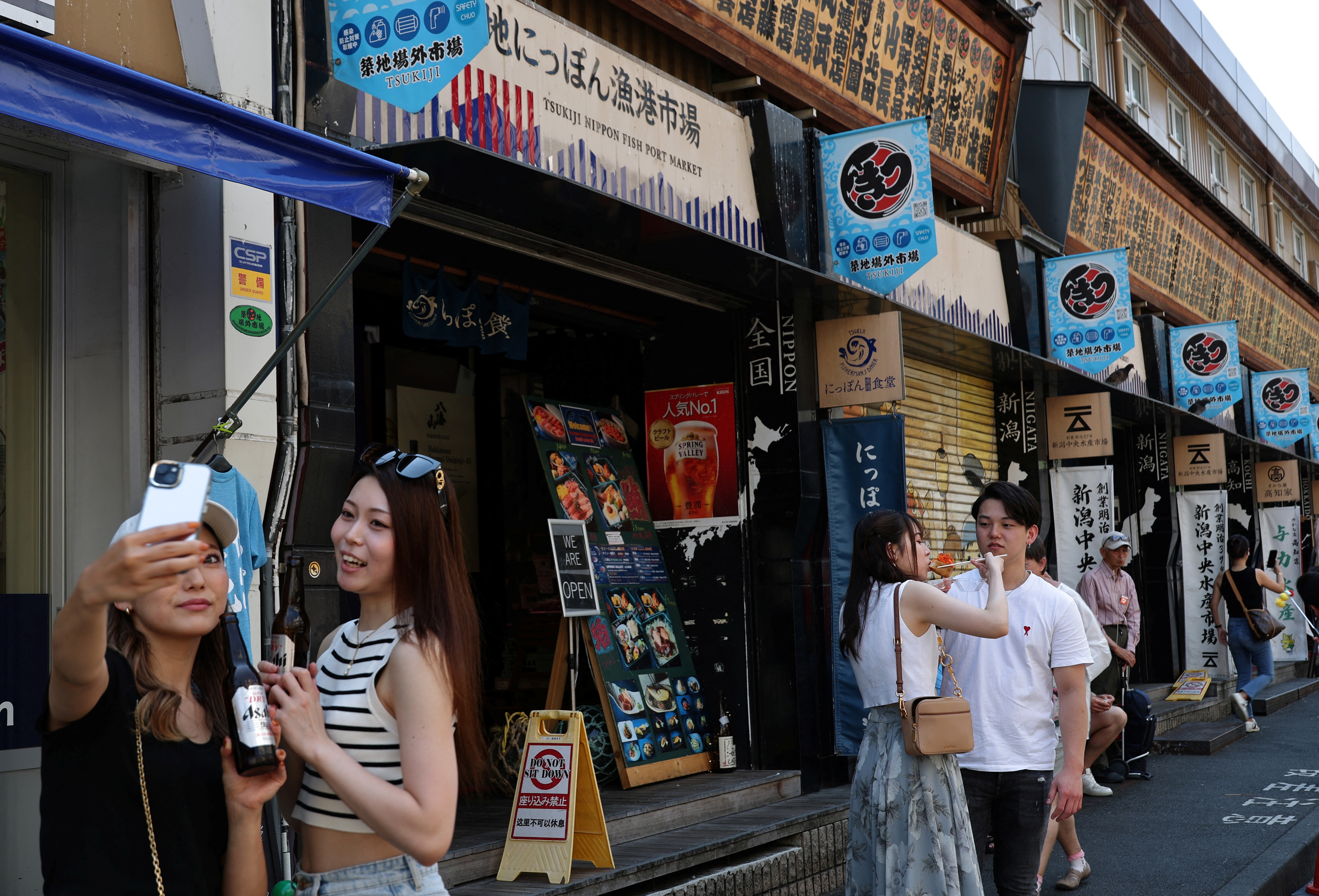 Ảnh Bài 1_ Tokyo_Reuters.JPG Ảnh Bài 1_ Tokyo_Reuters.JPG