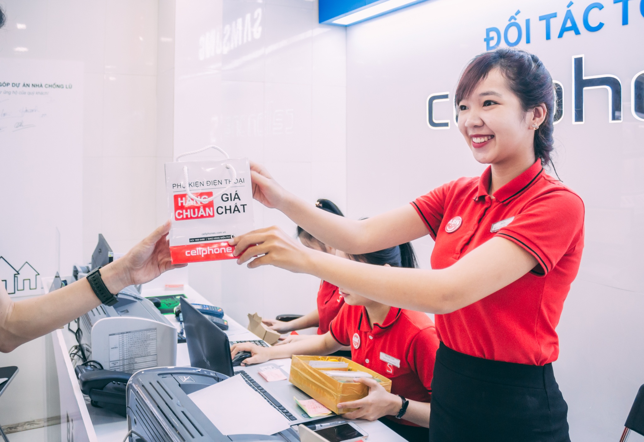 NHAN-VIEN-THU-NGAN.jpg NHAN-VIEN-THU-NGAN.jpg