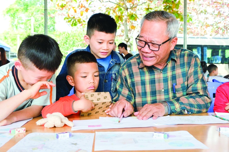 Ong Nguyen Trung Chat va cac con copy.jpg Ong Nguyen Trung Chat va cac con copy.jpg