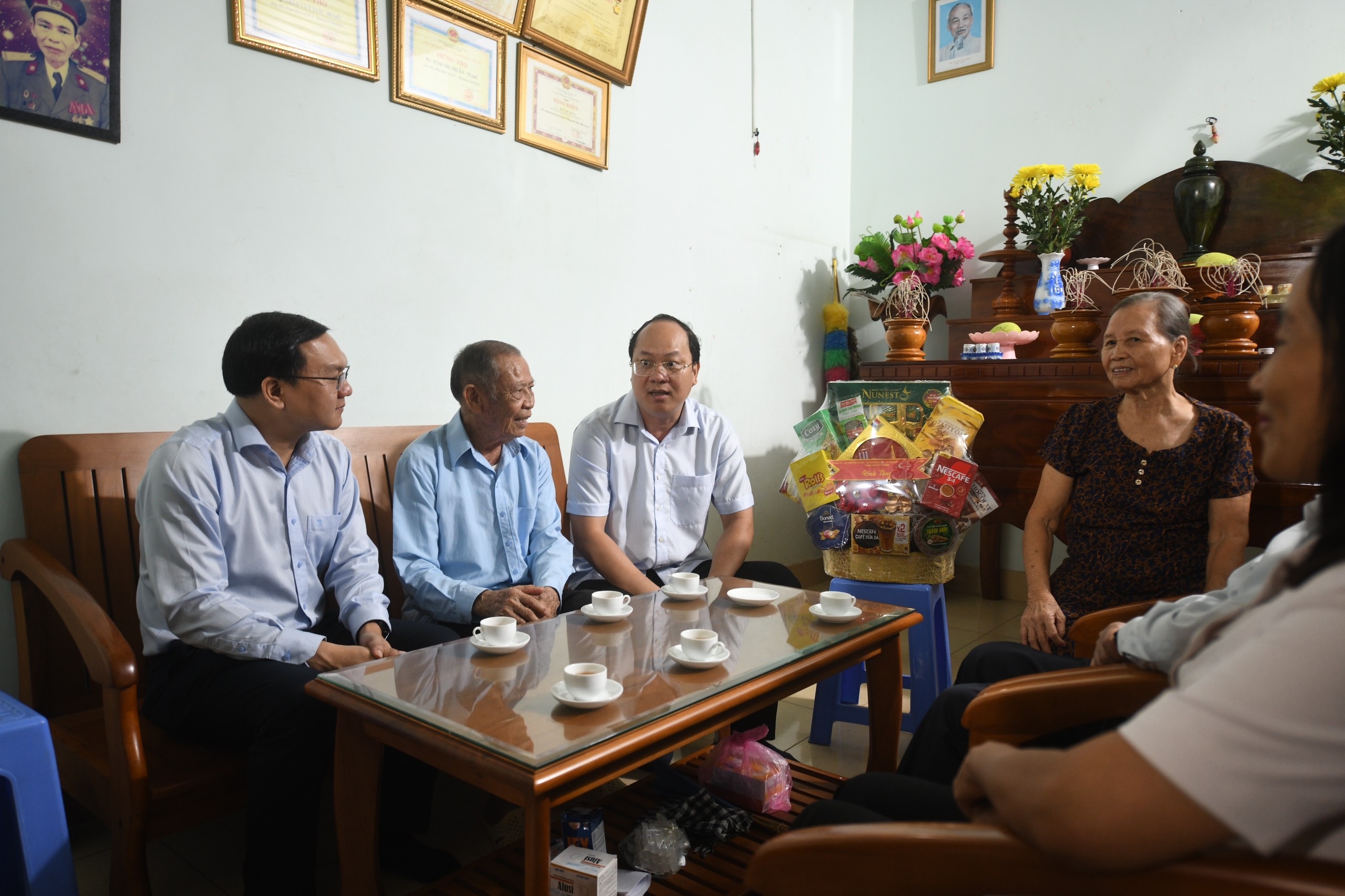 nguoi co cong tphcm (1).jpg nguoi co cong tphcm (1).jpg