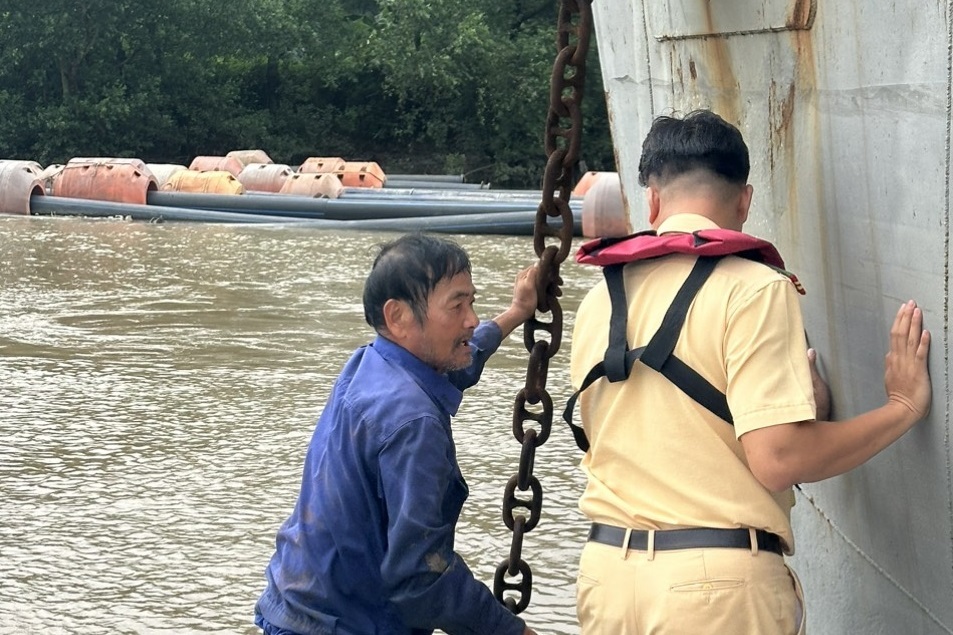 Hải Phòng: Cảnh sát giao thông đường thủy kịp thời ứng cứu ngư dân gặp nạn