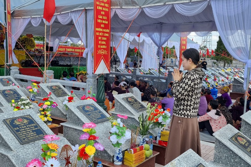 chị Nguyễn thị Sâm thắp hương.jpg chị Nguyễn thị Sâm thắp hương.jpg