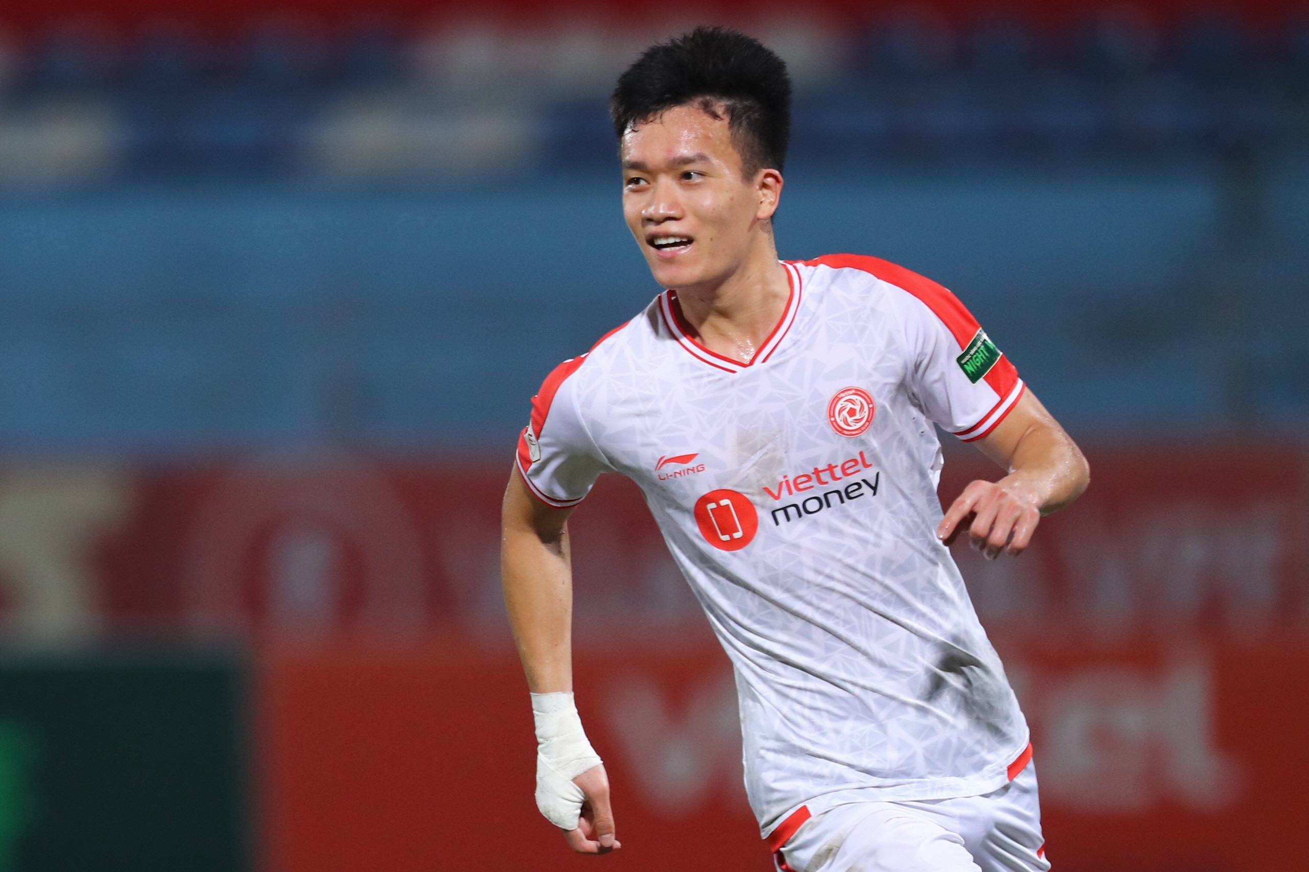 hoang duc duoc chao moi voi gia 30 ty.jpg hoang duc duoc chao moi voi gia 30 ty.jpg