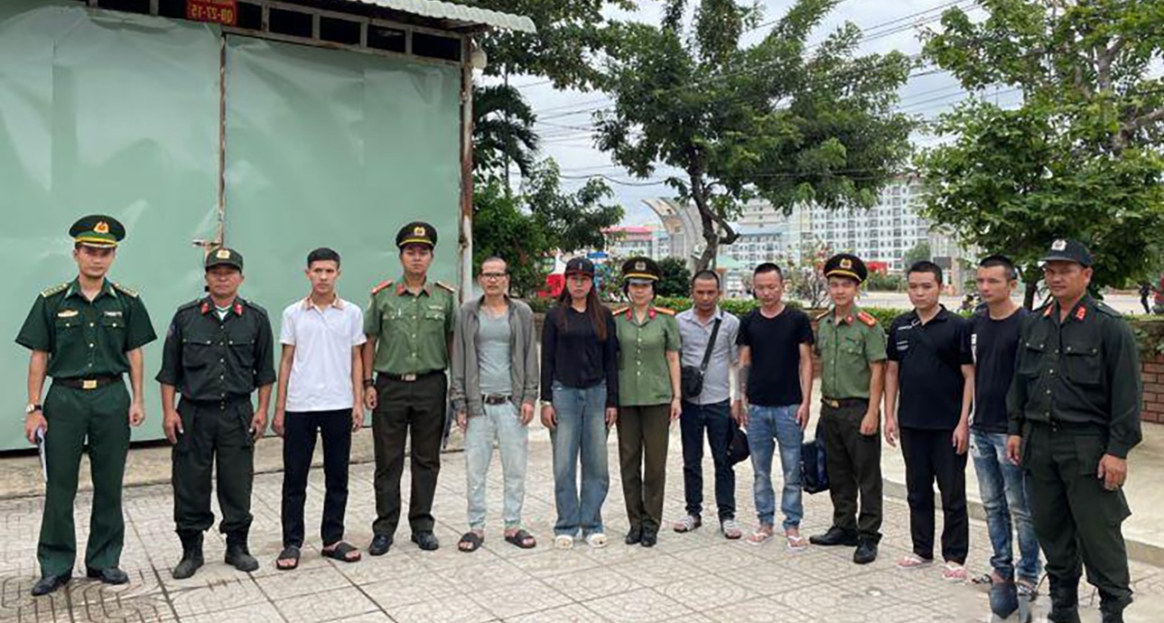 Lao động bị lừa được trả về.jpg Lao động bị lừa được trả về.jpg