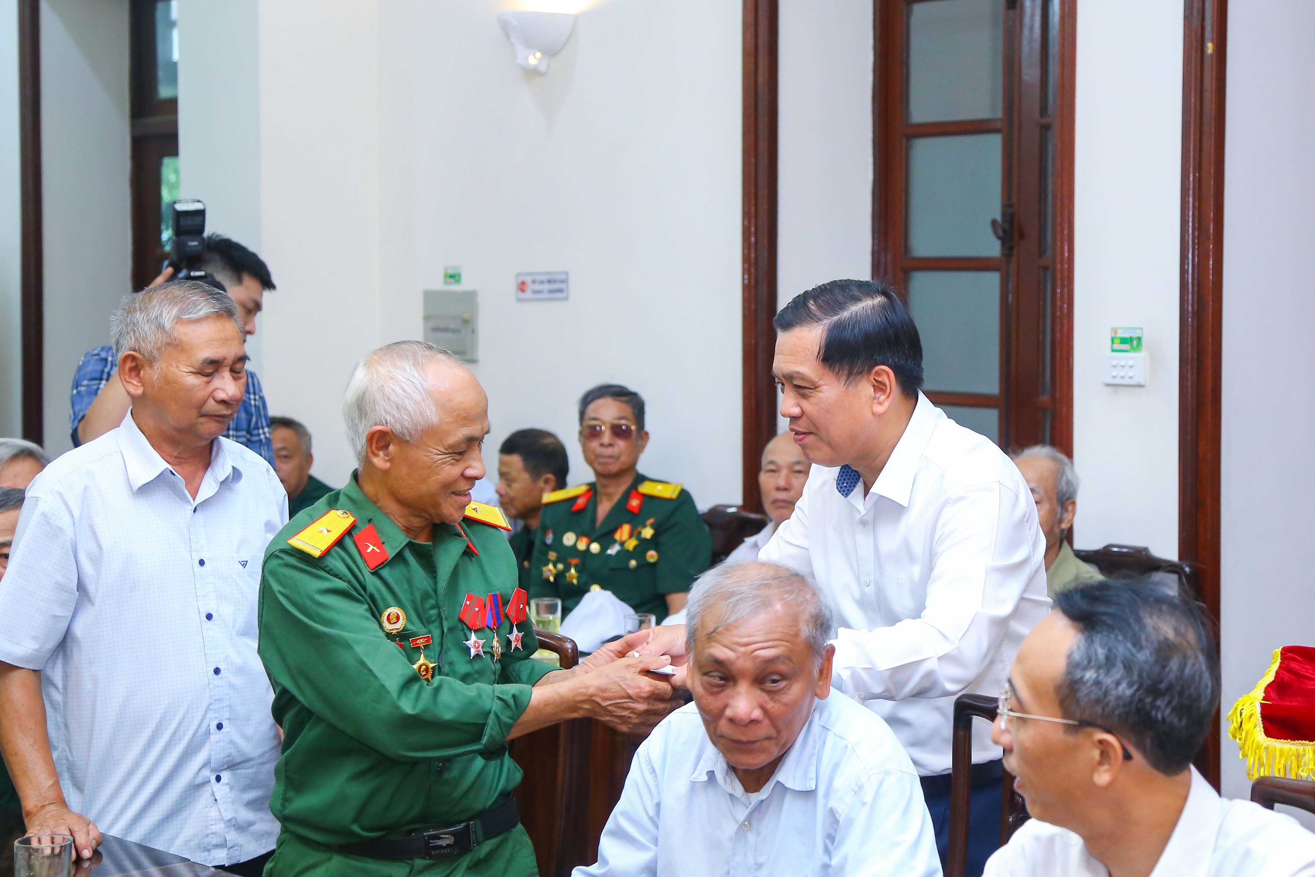 12.8.24 nguoi co cong ha noi.JPG 12.8.24 nguoi co cong ha noi.JPG
