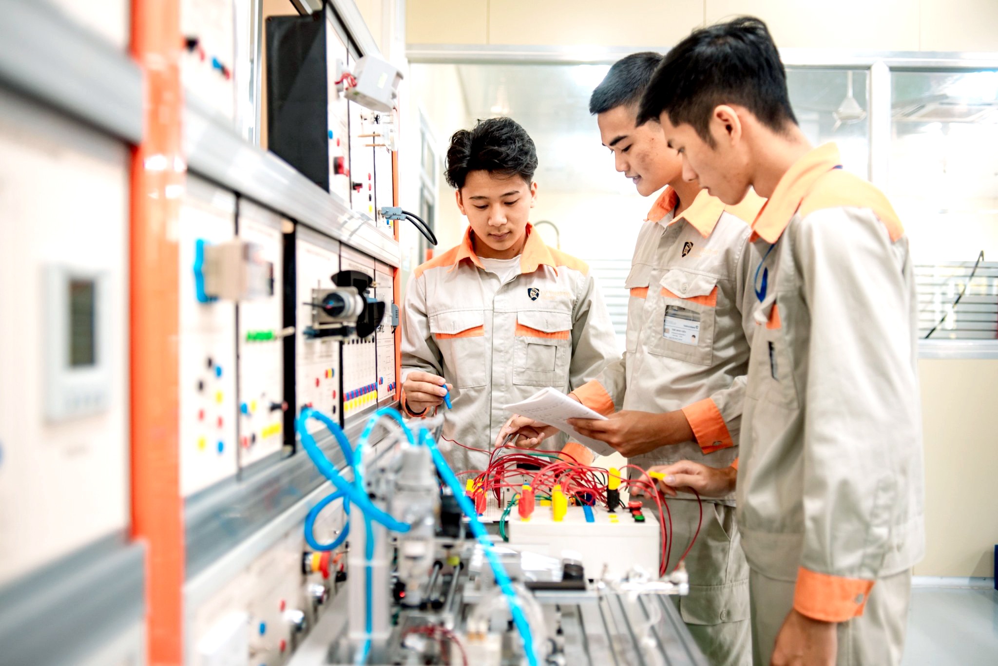 Hoc nghe (anh moi).jpg