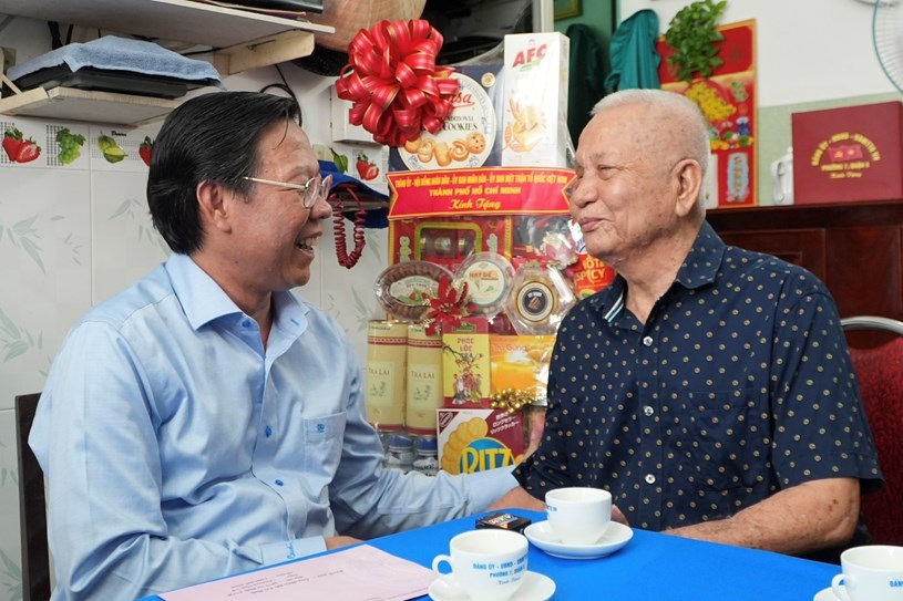 Đồng chí Phan Văn Mãi thăm tặng quà gia đình người có công với cách mạng.jpg Đồng chí Phan Văn Mãi thăm tặng quà gia đình người có công với cách mạng.jpg