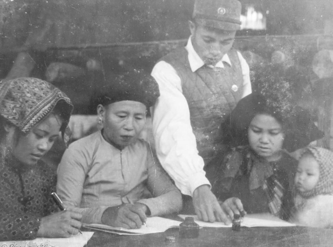 Lop binh dan hoc vu.jpg Lop binh dan hoc vu.jpg