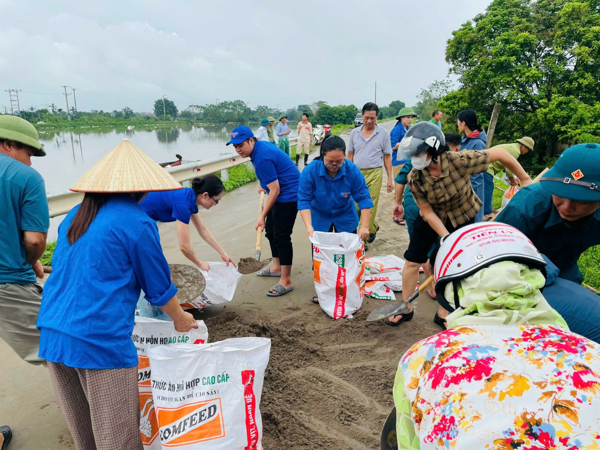 Thanh niên tình nguyện, lực lượng quân đội, người dân địa phương... hối hả đắp đê ngăn lũ tại Thường Tín (Hà Nội) (Ảnh: TĐHN).