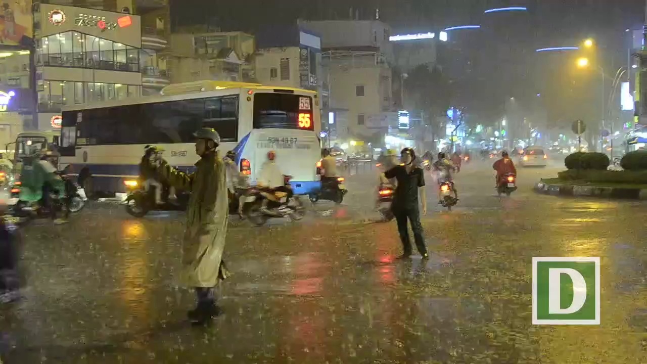 Mưa xối xả chiều cuối tuần, đường phố TPHCM ngập sâu trong biển nước - 1