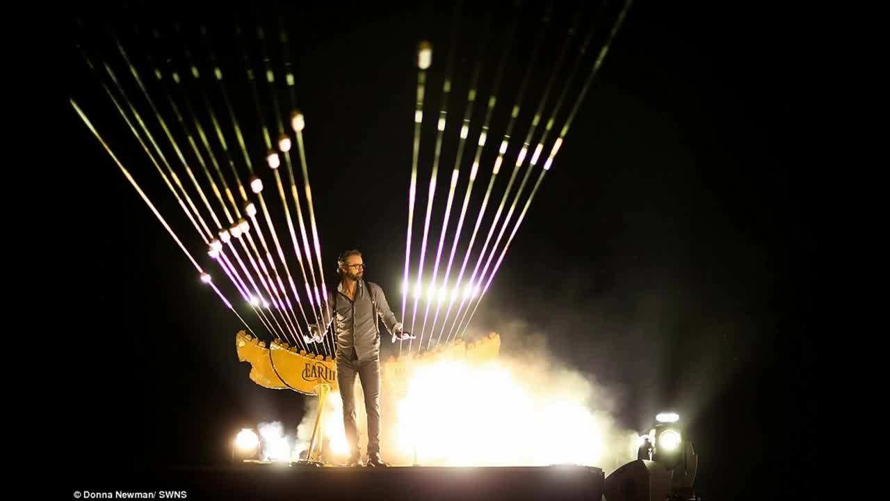 Thiếu nữ 15 tuổi mừng sinh nhật bằng bữa tiệc xa hoa 6 triệu USD - 1
Gặp cô bé chi 6 triệu USD tổ chức tiệc sinh nhật 15 tuổi