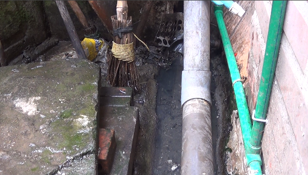 Số phận hàng chục người dân tại biển số nhà 146 Quán Thánh sẽ đi về đâu? - 4
Đường ống dẫn nước thải tạm tại biển số nhà 146 Quán Thánh.