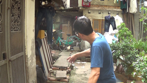 Số phận hàng chục người dân tại biển số nhà 146 Quán Thánh sẽ đi về đâu? - 2
Các hộ dân tại đây cho rằng, việc thay máy bơm không phải là giải pháp để cứu người dân mà chỉ là biện pháp đề kéo dài. Trong khi đó, dù Thanh tra TP Hà Nội chính thức kết luận hàng loạt sai phạm nhưng đến nay mọi việc vẫn dậm chân tại chỗ.