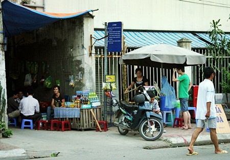 Hà Nội: Quán cóc “bao vây” bến xe buýt - 1 Hà Nội: Quán cóc “bao vây” bến xe buýt - 1