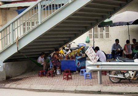 Hà Nội: Quán cóc “bao vây” bến xe buýt - 4 Hà Nội: Quán cóc “bao vây” bến xe buýt - 4