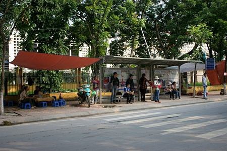 Hà Nội: Quán cóc “bao vây” bến xe buýt - 5 Hà Nội: Quán cóc “bao vây” bến xe buýt - 5