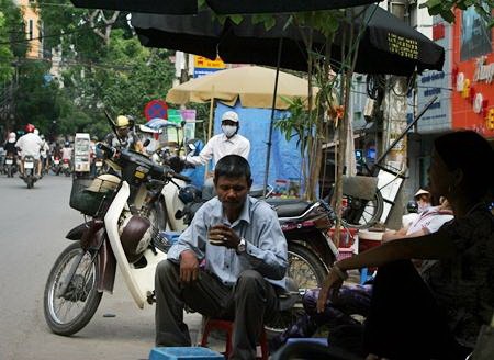 Hà Nội: Quán cóc “bao vây” bến xe buýt - 6 Hà Nội: Quán cóc “bao vây” bến xe buýt - 6