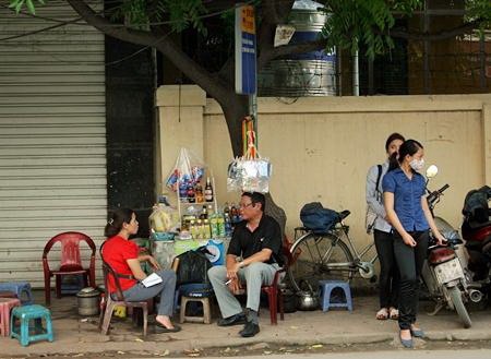 Hà Nội: Quán cóc “bao vây” bến xe buýt - 7 Hà Nội: Quán cóc “bao vây” bến xe buýt - 7